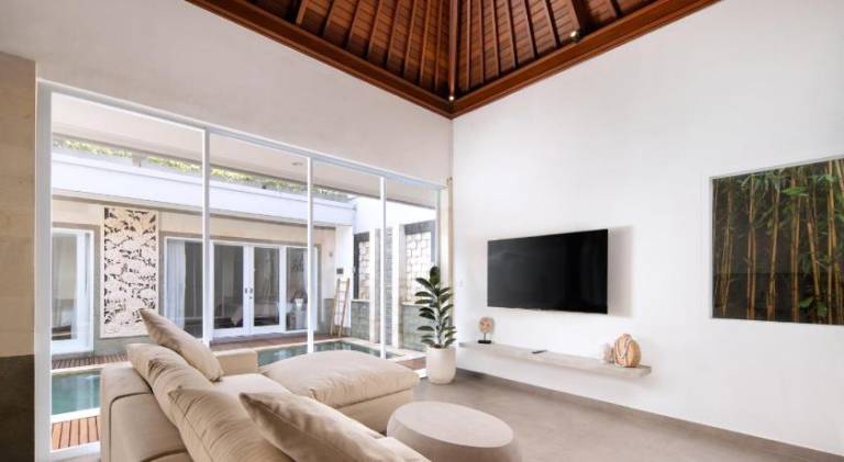 Villa with pool — photo 3