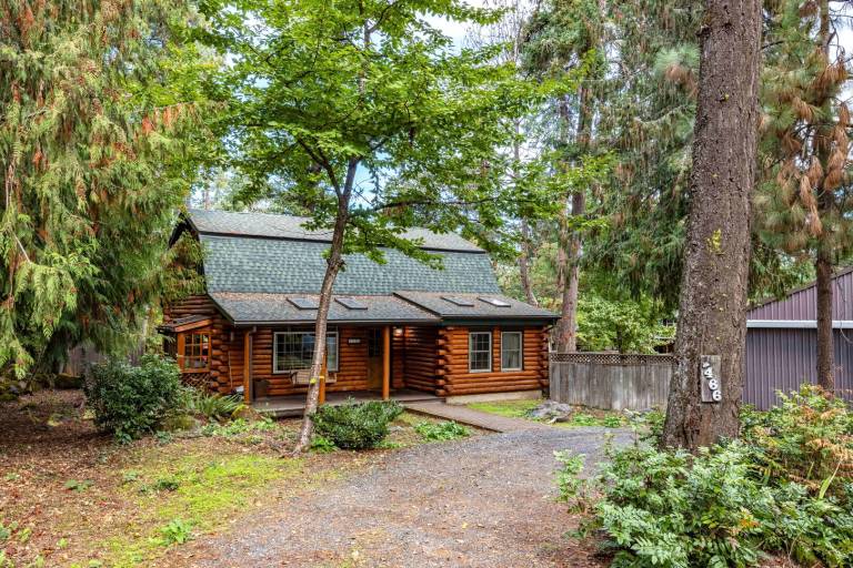 Cabin with private pool & terrace in Hood River, OR