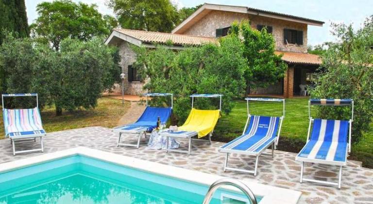 Villa with pool in Latina