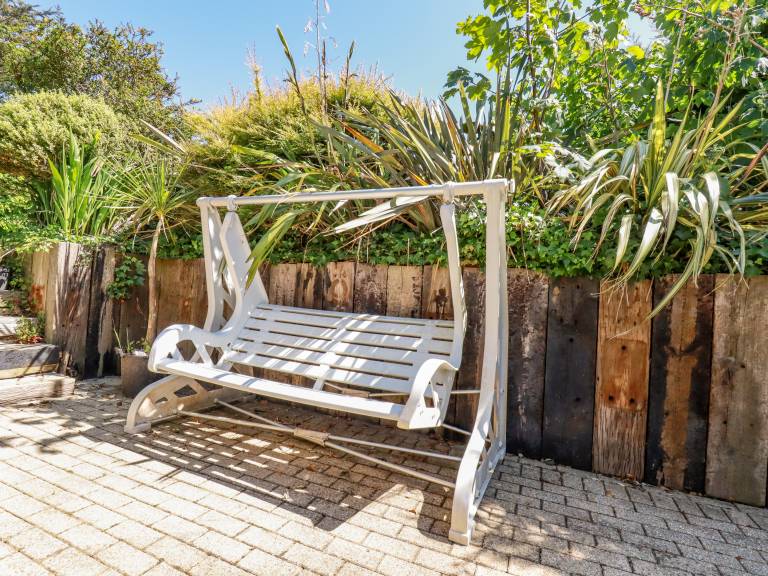 Cottage with barbeque & yard | Beach view — photo 2