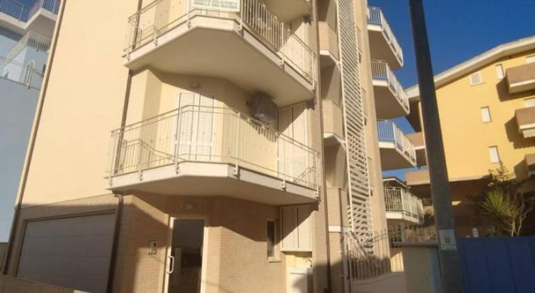 Apartment with patio — photo 5