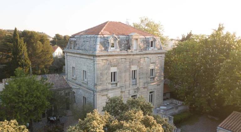 Logis Hotel - Restaurant Residence Les Cedres in Villeneuve-les-Avignon