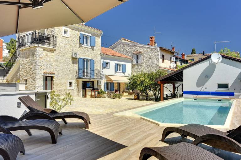 Only 200 metres to the beach with saltwater pool, bicycles, sun terrace in Pula