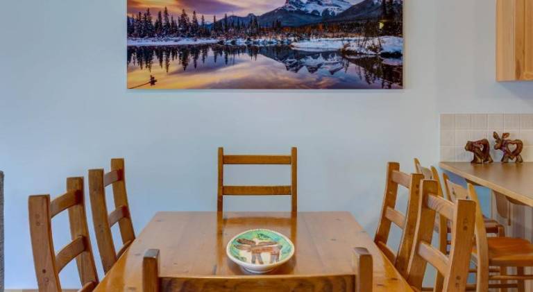 Heart of Canmore - Pet Friendly with Shared Rooftop Hot Tub — photo 5