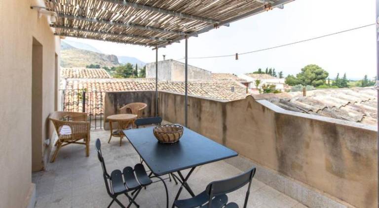 Vacation home with grill & patio — photo 4