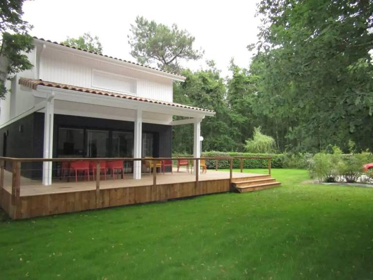 Chalet with patio & private pool | Perfect for remote work in Lacanau