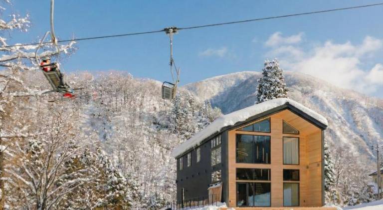 Charming villa with hot tub & patio | Ski nearby | Pets are welcome — photo 3
