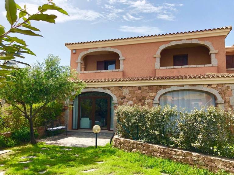 Holiday Home “Villetta Il Corallo” with Sea View, Balcony, Garden & Terrace in San Teodoro