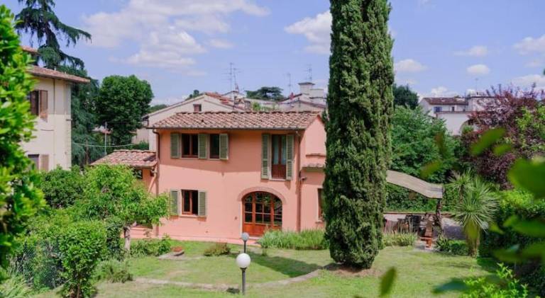Villa with yard in Florence