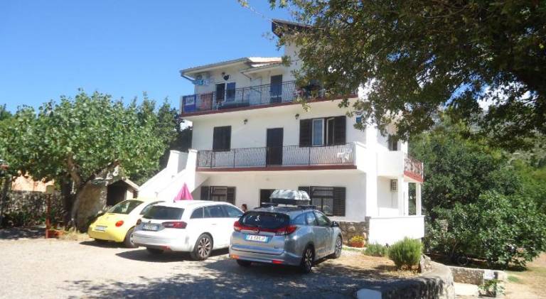 Rental apartment with garden, patio & grill in Starigrad