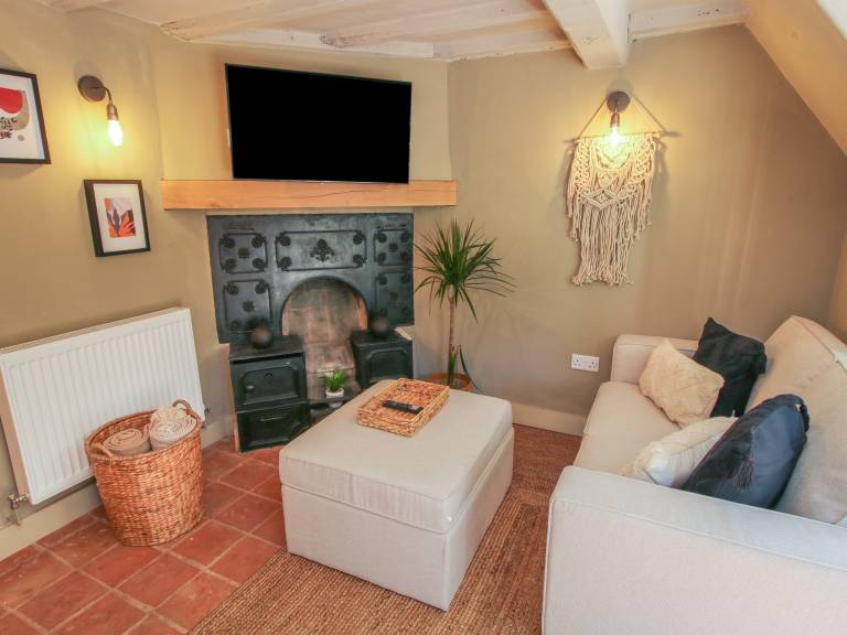 Cottage with garden — photo 2