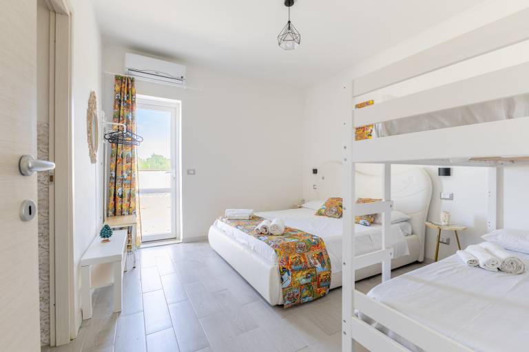 Holiday apartment with pool, fast internet & patio | Close to the beach | Pet-friendly in Syracuse