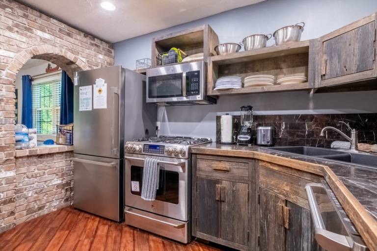 Family-oriented lovely cabin with barbeque, pool & hot tub | Mountain view | Suitable for remote work | Pets are welcome — photo 3