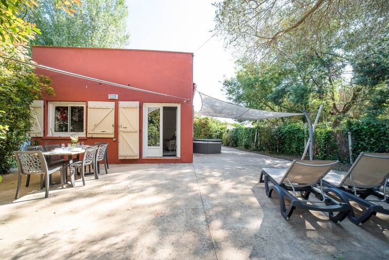 Vacation home with terrace, barbeque & hot tub — photo 2