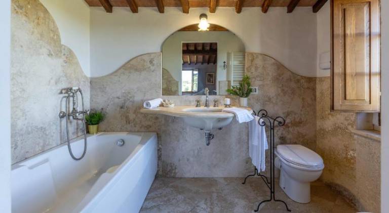 Rental apartment with hot tub & pool — photo 2