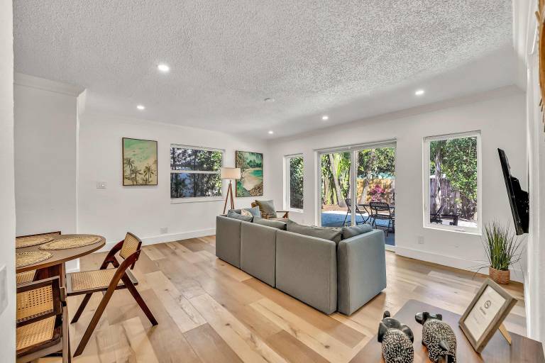Beautiful 2 BR Apartment - Bright and Spacious in Melrose