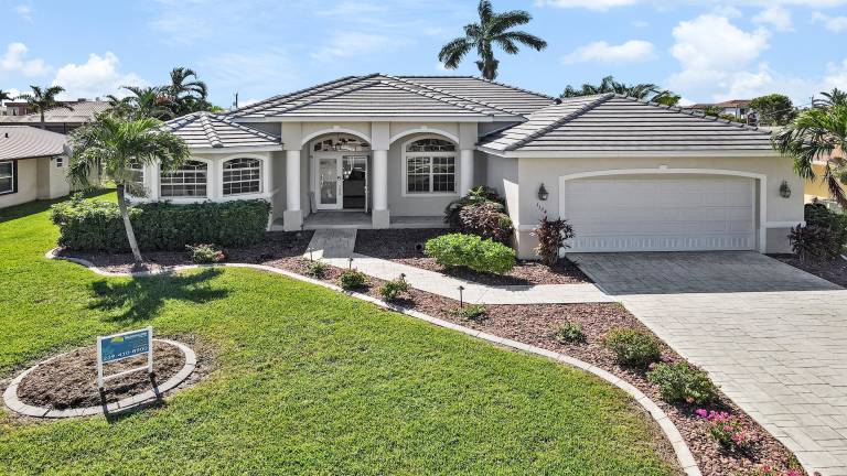 Villa with grill, yard & patio — photo 2