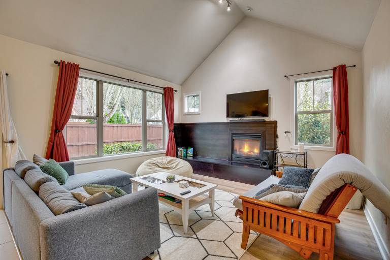 Walk to Autzen Stadium, 3 Mi to UO! Home w/ Patio in Eugene, OR