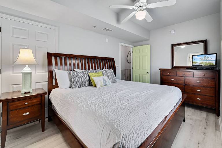Condo with heated pool, barbeque & sauna | Beach view — photo 5