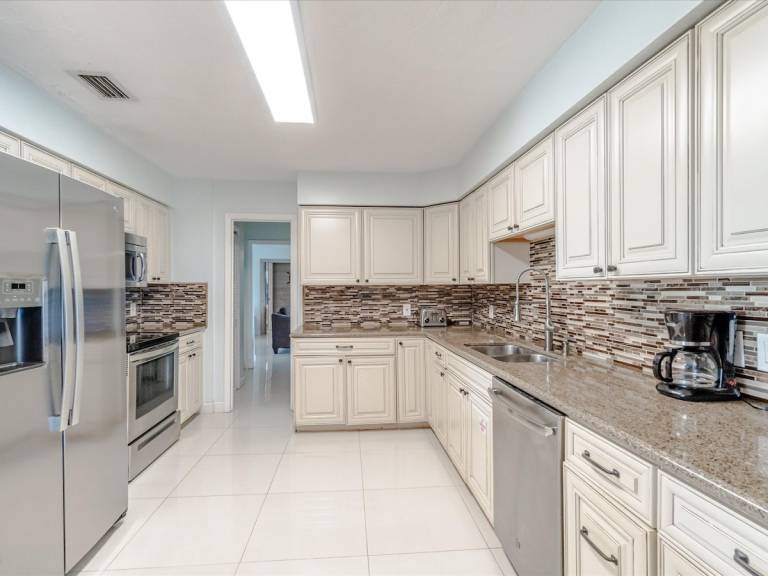 Family-friendly house with barbeque, private pool & yard | Water view | Next to the beach | Pet-friendly — photo 4
