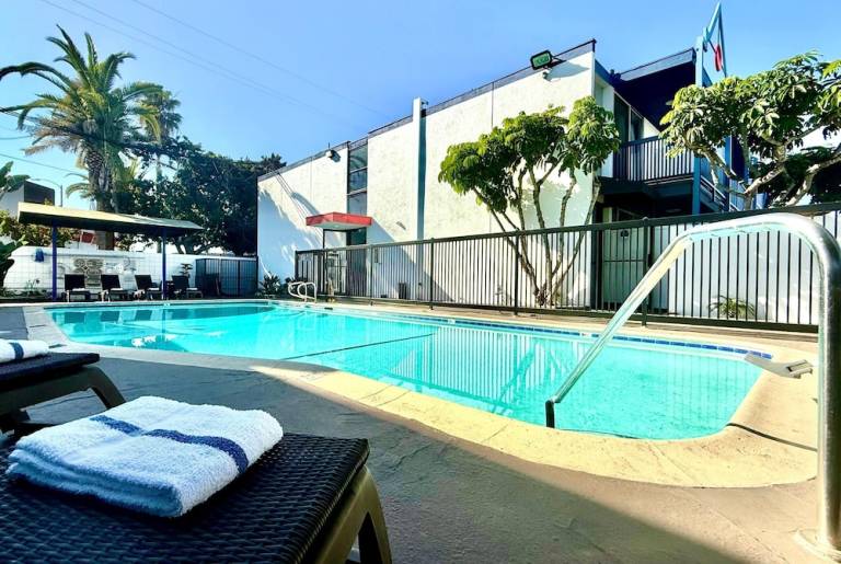 Motel with pool | Near Randy's Donuts