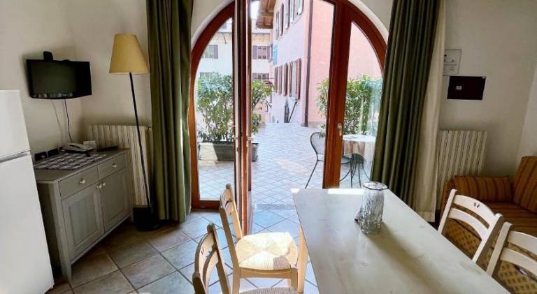 Lovely serviced apartment with terrace & pool | Pets are welcome — photo 2