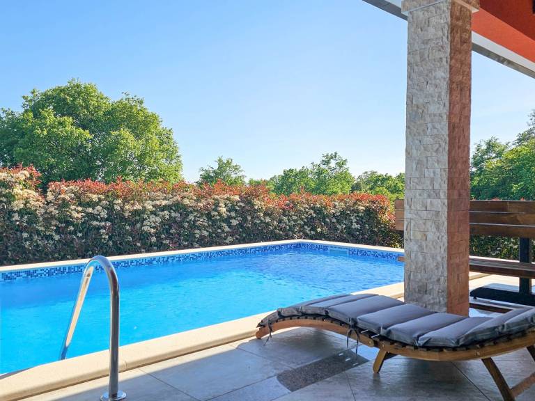 Vacation home with private pool, BBQ & patio | Dogs allowed — photo 3