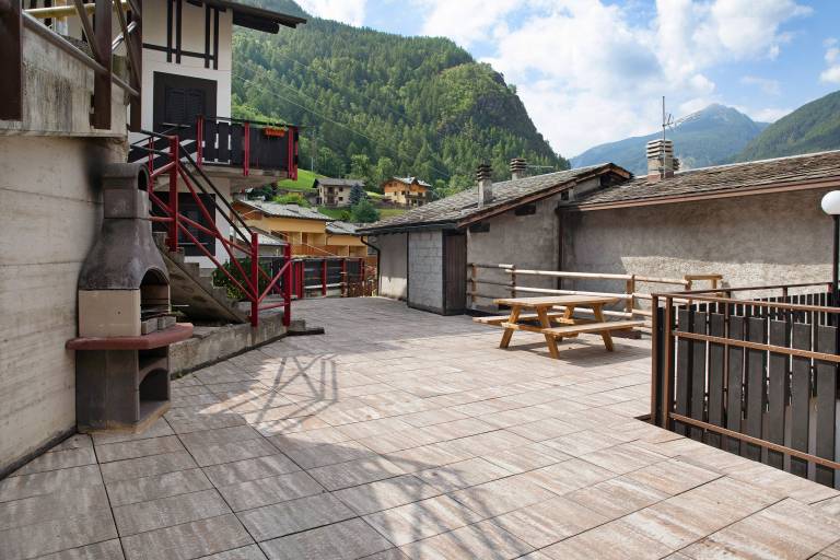 Apartment 'Appartamento Gaia' with Mountain View, Shared Terrace and Shared Garden in Sondrio
