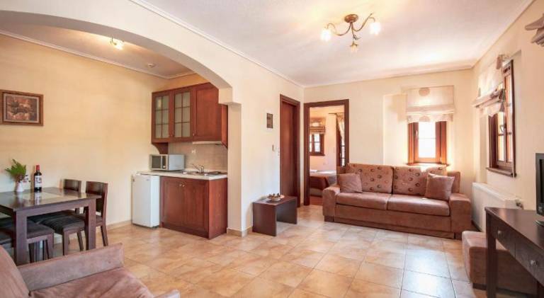 Serviced apartment with yard, pool & patio | Suitable for remote work | Dogs allowed — photo 2