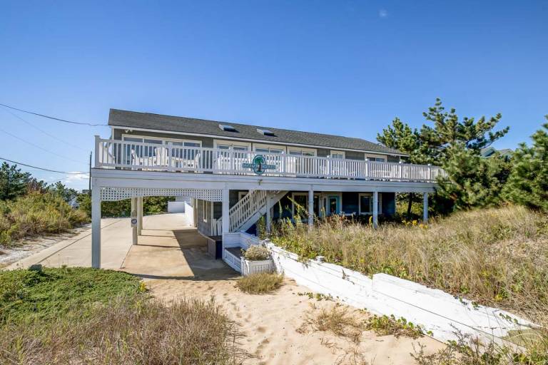 Coastal Charm 200 ft to the beach Private Pool, Hot Tub — photo 4