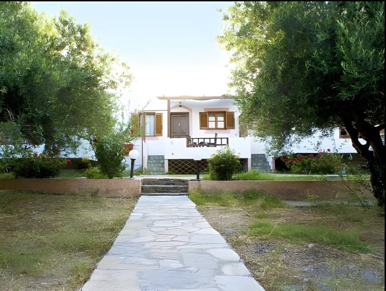 Holiday apartment with garden, terrace & pool in Sitia