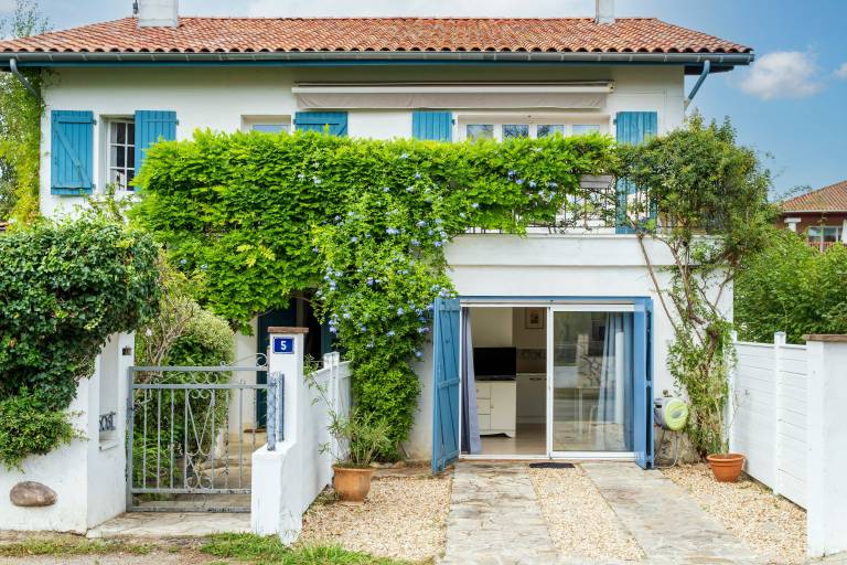 Bed & breakfast with yard | Garden view in Bayonne