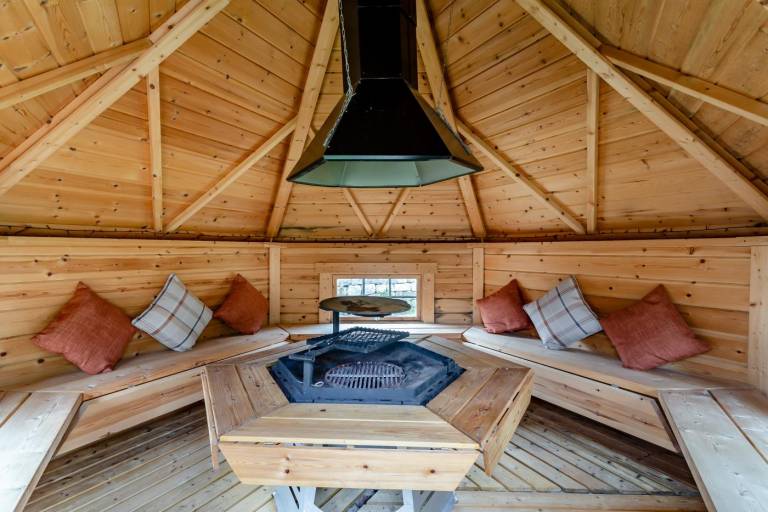 Lodge with yard — photo 3