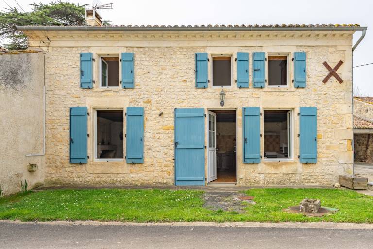 Fully equipped vacation home with fast internet & terrace | Dogs allowed in Saintes