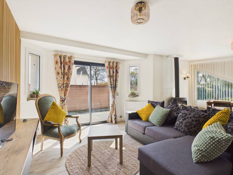 Lovely vacation home with barbeque, patio & yard | Pet-friendly — photo 2