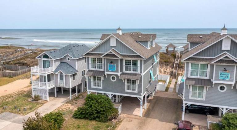 Beautiful vacation home with pool & jacuzzi | Beach nearby | Pets are welcome in Nags Head, NC