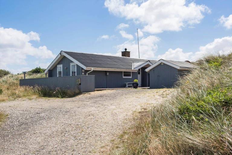 House with jacuzzi, terrace & grill in Hvide Sande