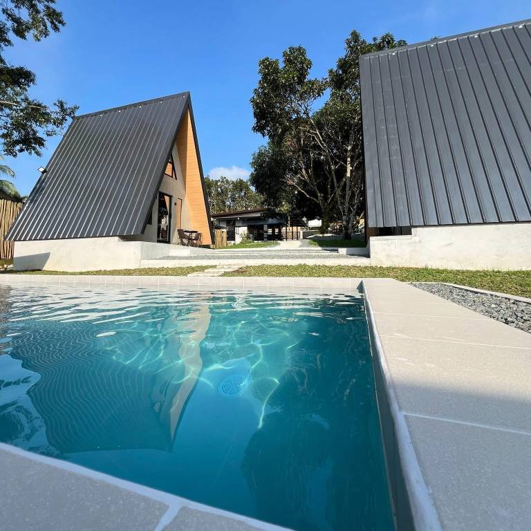 Cabin with barbecue, yard & pool in Tagaytay