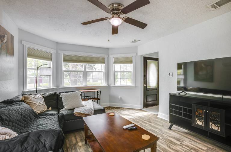 < 1 Mi to Downtown Conroe: Charming Apartment — photo 2