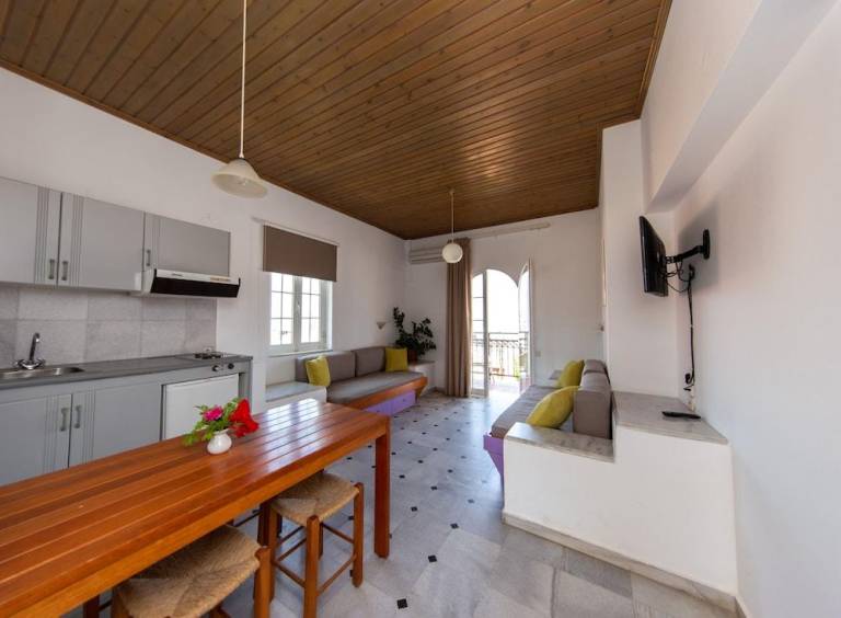 Serviced apartment with patio, garden & pool — photo 3