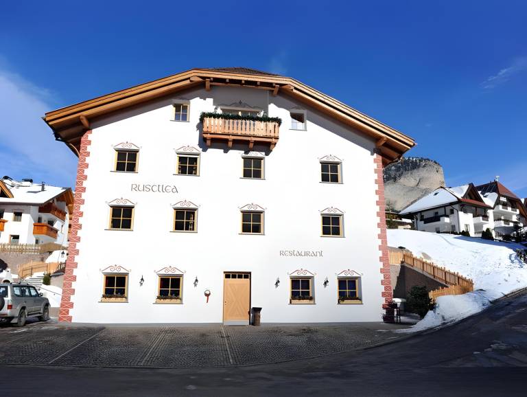 Serviced apartment with garden & sauna in Santa Cristina Val Gardena