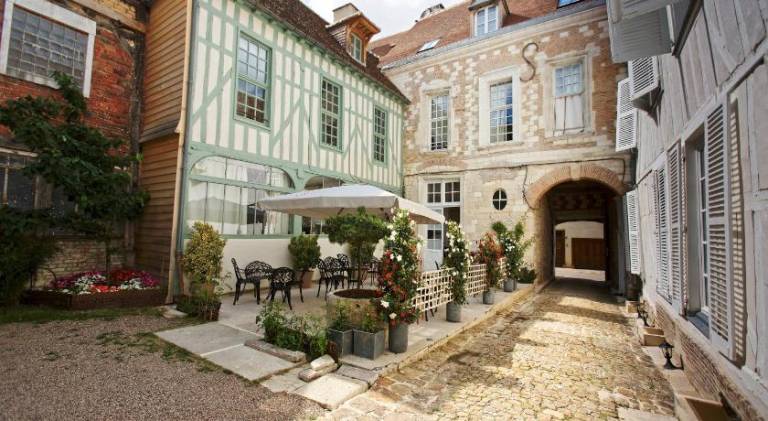 Serviced apartment with patio | Pets allowed in Troyes