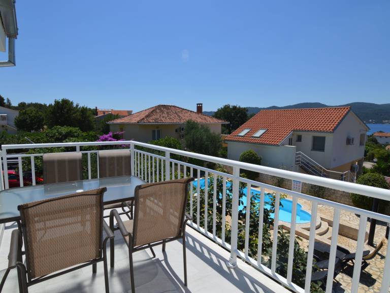 Fully equipped lovely vacation home with terrace, pool & yard | Pets allowed — photo 3