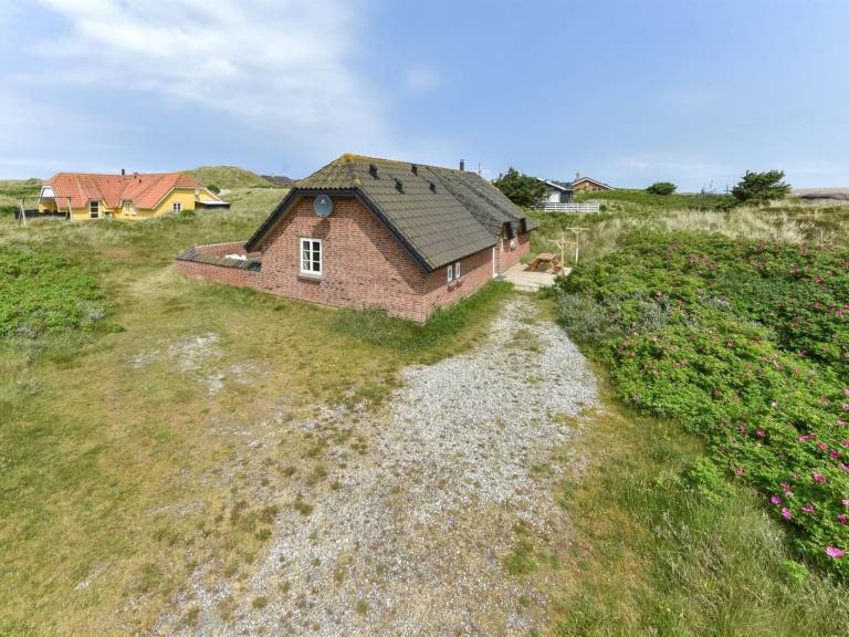 Child-friendly spacious vacation home with patio & sauna | Next to the beach | Pets allowed — photo 4