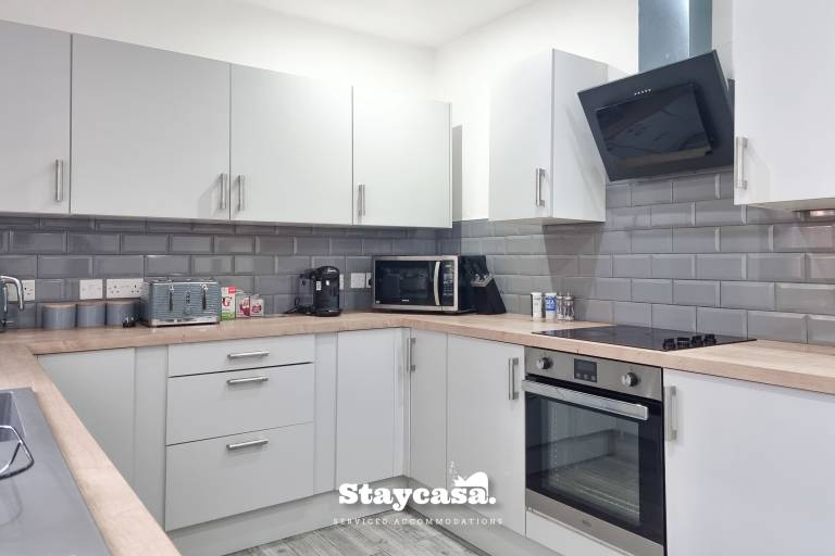 Bright 4 Bedroom House with free parking