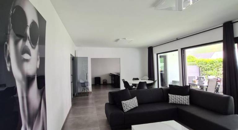 Rental apartment with patio & yard — photo 2