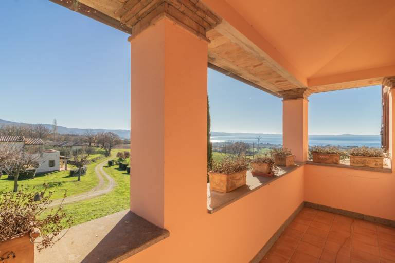 Il Poderaccio Agri-relais: L'Uliveto: Accogliente ed elegante con la sua terrazza vista Lago di Bolsena — photo 5