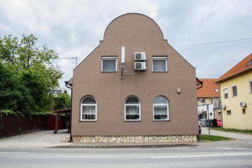 ház  Komló
