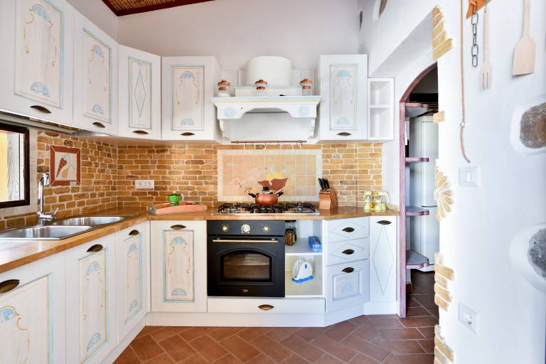 Country House by the Lake with Heated Private Pool, Lake & Mountain Views, Garden — photo 4