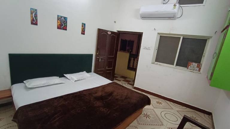 Goroomgo Shree Ram Kuti Homestay Ujjain in Indore